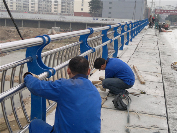 咸阳不锈钢河道护栏的特性及其在城市景观中的应用
