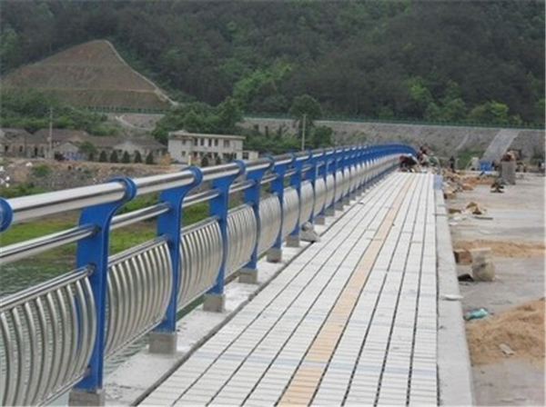 咸阳不锈钢桥梁护栏的特性及其在现代建筑中的应用